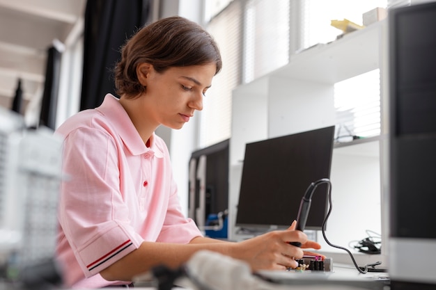 Nahaufnahme einer Frau, die Computerchips repariert