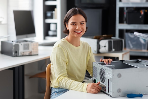 Kostenloses Foto nahaufnahme einer frau, die computerchips repariert