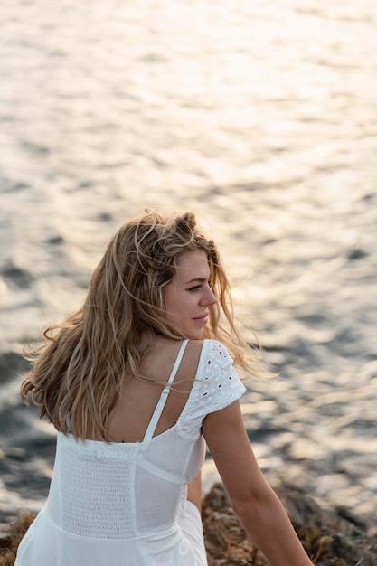 Kostenloses Foto nahaufnahme einer frau, die das meer genießt