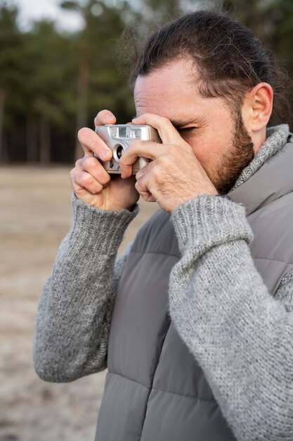 Nahaufnahme einer Frau, die Fotos macht