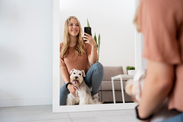 Nahaufnahme einer Frau, die Fotos mit Hund macht