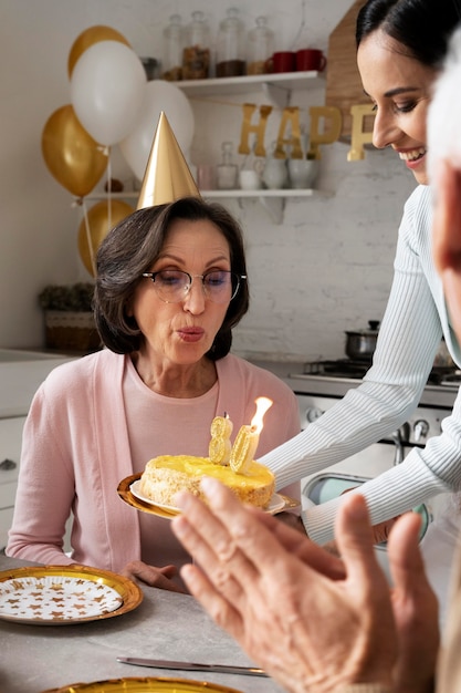 Nahaufnahme einer Frau, die Geburtstag feiert