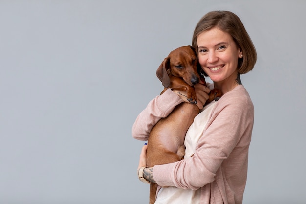 Kostenloses Foto nahaufnahme einer frau, die ihren hund umarmt