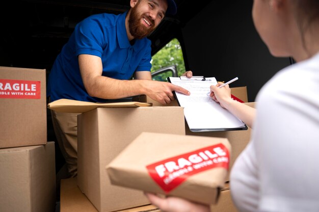 Nahaufnahme einer Frau, die Packung erhält receiving