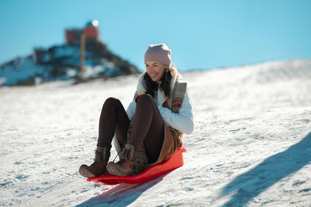 Nahaufnahme einer Frau, die sich im Winter amüsiert