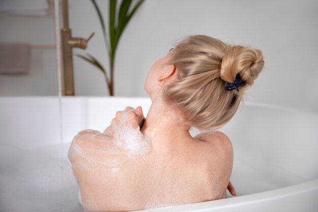 Nahaufnahme einer Frau, die sich in der Badewanne wäscht