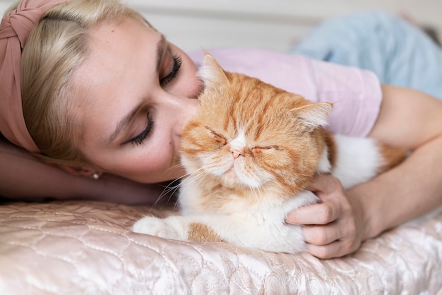 Nahaufnahme einer Frau, die süße Katze küsst