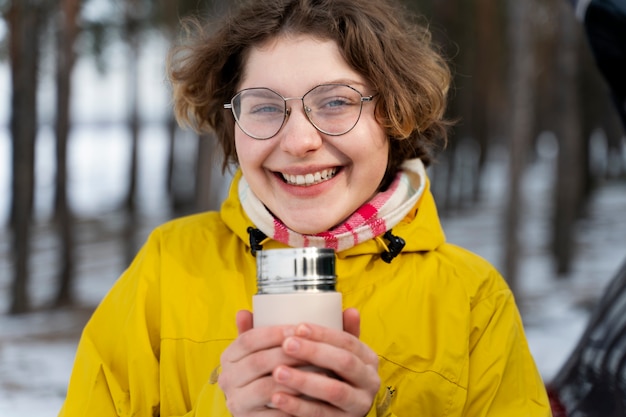 Kostenloses Foto nahaufnahme einer frau, die während einer winterreise ein heißes getränk genießt