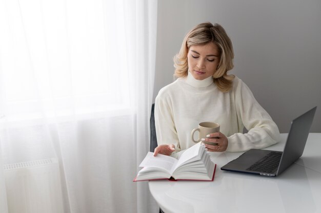 Nahaufnahme einer Frau, die zu Hause liest