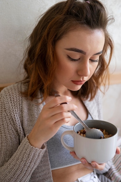 Kostenloses Foto nahaufnahme einer frau mit becher