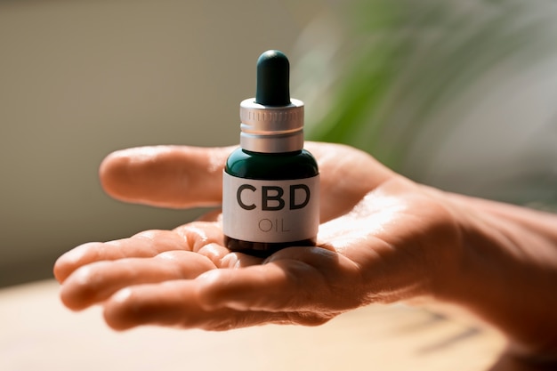 Kostenloses Foto nahaufnahme einer frau mit cbd-öl