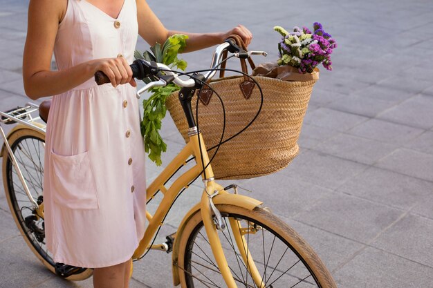 Nahaufnahme einer Frau mit Fahrrad