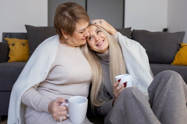 Nahaufnahme einer Frau mit ihrer Mutter