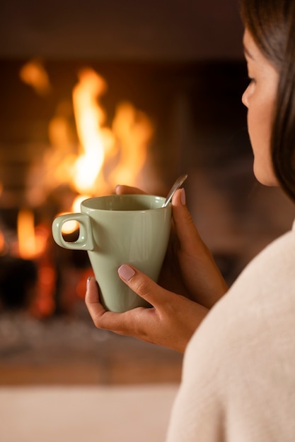 Nahaufnahme einer Frau mit Tasse