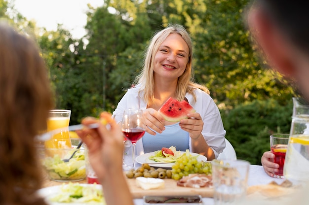 Nahaufnahme einer Frau mit Wassermelone