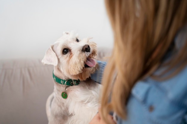 Nahaufnahme einer Frau und eines süßen Hundes