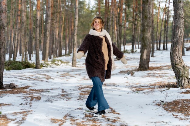 Nahaufnahme einer Frau während einer Winterreise