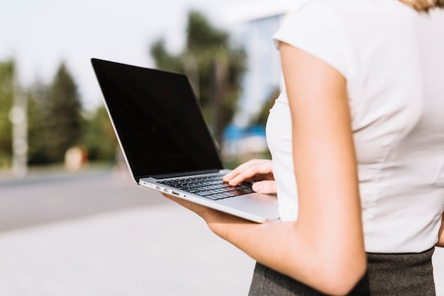 Nahaufnahme einer Geschäftsfrau, die digitale Tablette an draußen verwendet