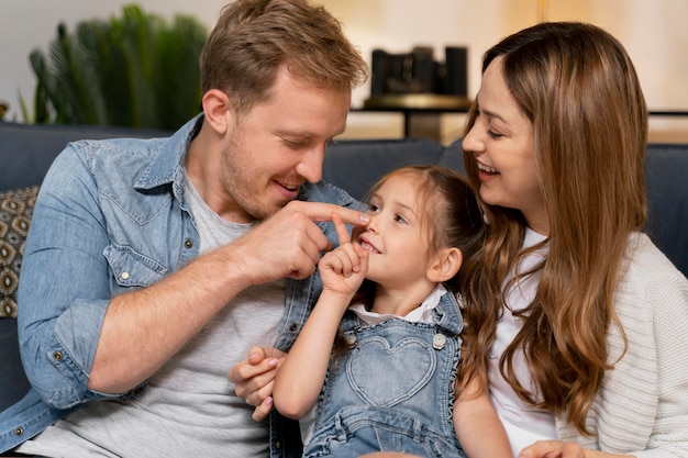 Nahaufnahme einer glücklichen Familie, die Zeit miteinander verbringt