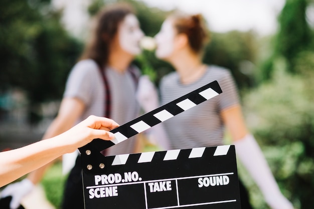 Nahaufnahme einer Hand, die clapperboard hält