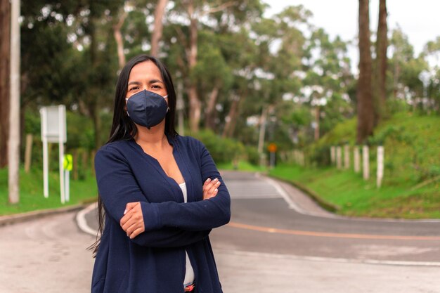 Nahaufnahme einer hübschen Frau, die eine Maske trägt