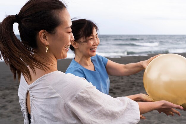 Nahaufnahme einer japanischen Familie, die Spaß hat