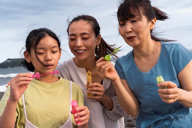 Nahaufnahme einer japanischen Familie, die Spaß hat