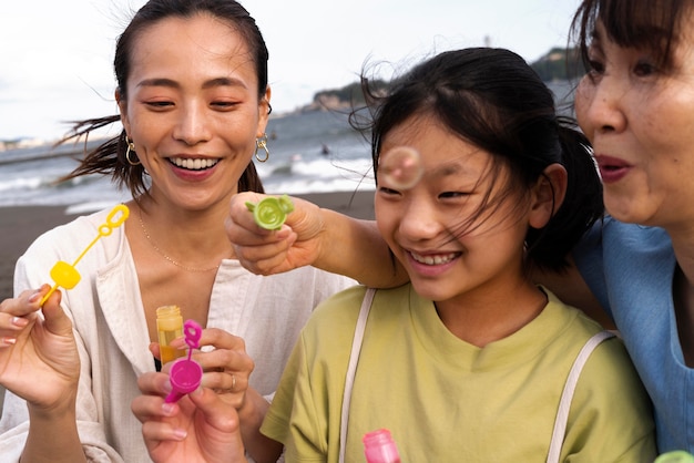 Nahaufnahme einer japanischen Familie, die Spaß hat