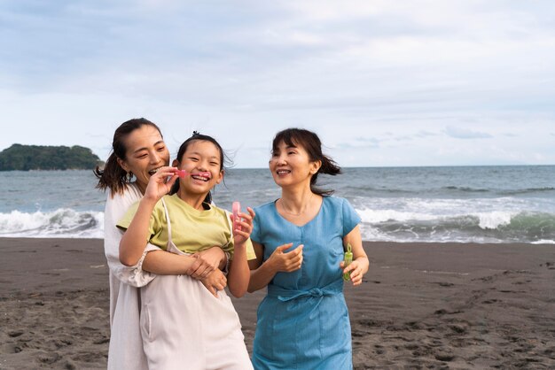 Nahaufnahme einer japanischen Familie, die Spaß hat