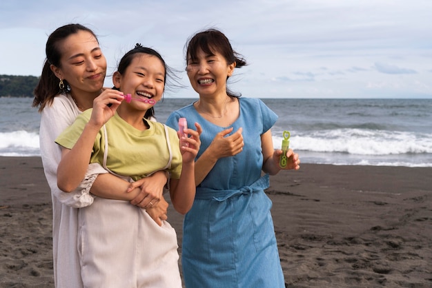 Nahaufnahme einer japanischen Familie, die Spaß hat