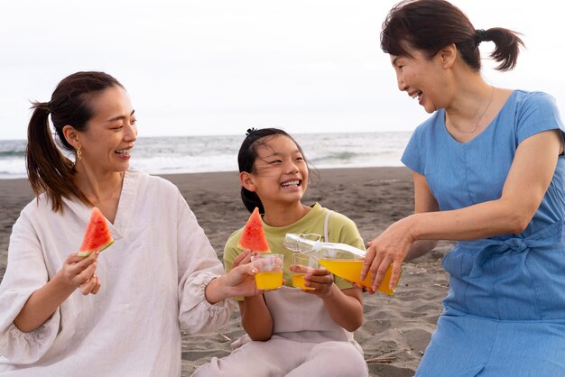 Nahaufnahme einer japanischen Familie, die Spaß hat