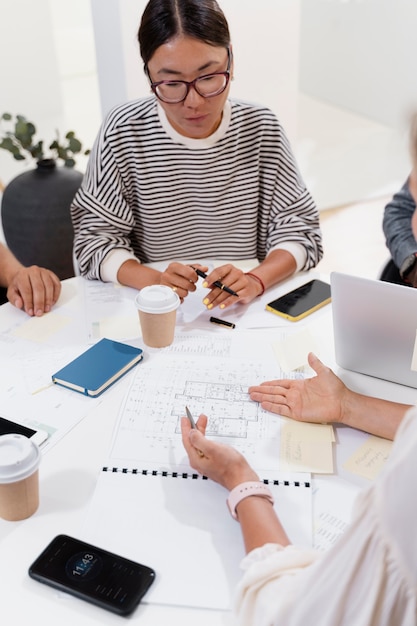 Nahaufnahme einer jungen Frau, die ein Meeting hat