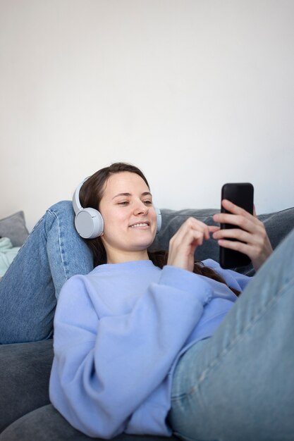 Nahaufnahme einer jungen Frau, die von zu Hause aus arbeitet