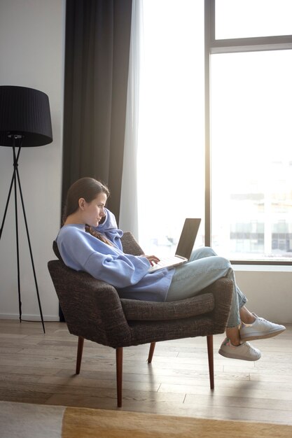 Nahaufnahme einer jungen Frau, die von zu Hause aus arbeitet