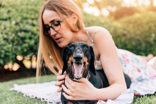 Kostenloses Foto nahaufnahme einer jungen frau mit ihrem hund