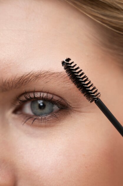 Nahaufnahme einer jungen Frau mit Mascara