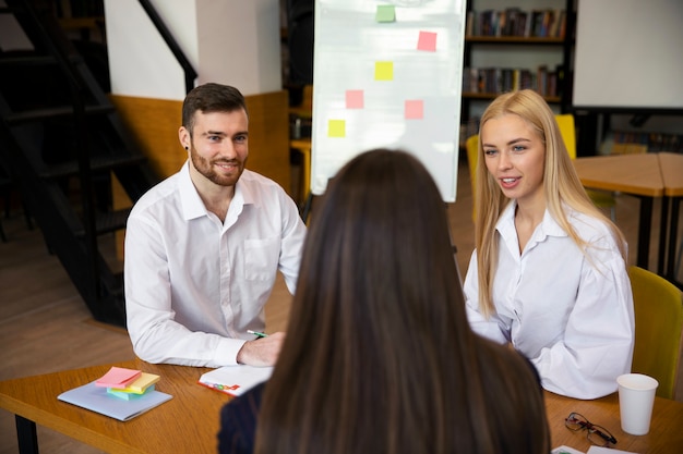 Kostenloses Foto nahaufnahme einer jungen geschäftsperson, die ein praktikum macht