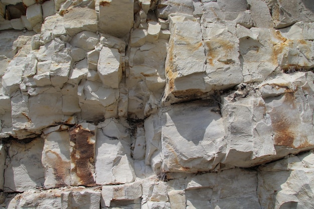 Nahaufnahme einer Kalksteinmauer mit quaderförmigem Muster in Arnager, Bornholm