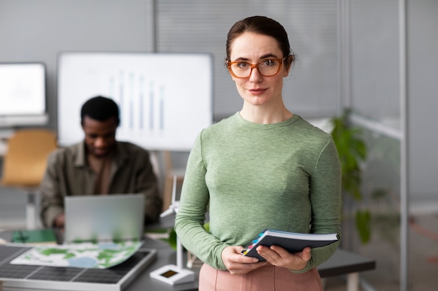 Nahaufnahme einer Person, die an alternativen Energien arbeitet