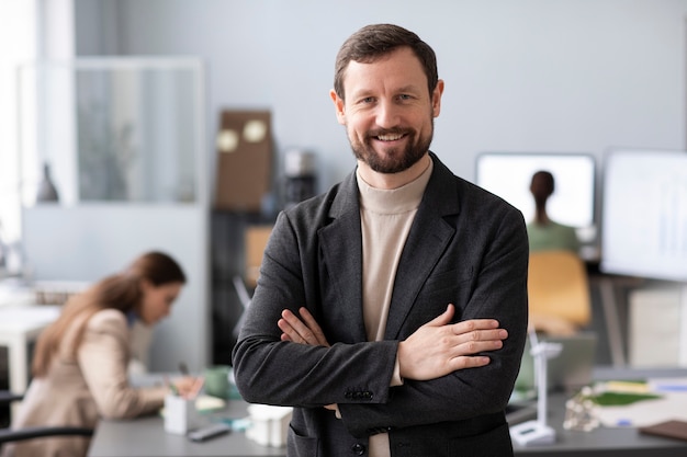 Nahaufnahme einer Person, die an alternativen Energien arbeitet