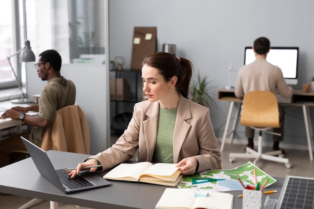 Nahaufnahme einer Person, die an alternativen Energien arbeitet
