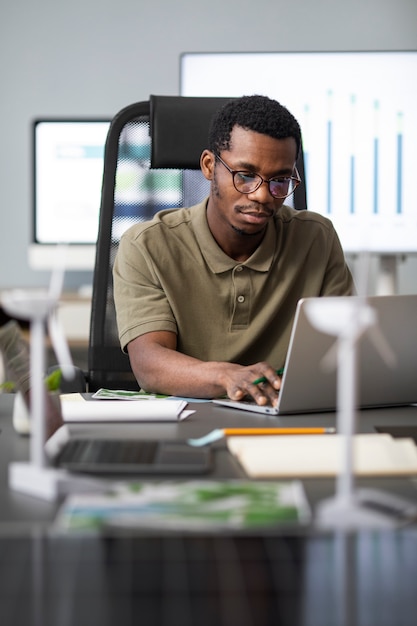 Nahaufnahme einer Person, die an alternativen Energien arbeitet