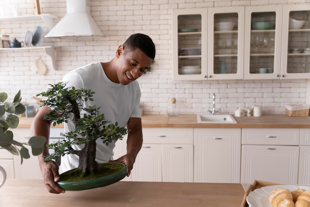 Kostenloses Foto nahaufnahme einer person, die es sich zu hause gemütlich macht