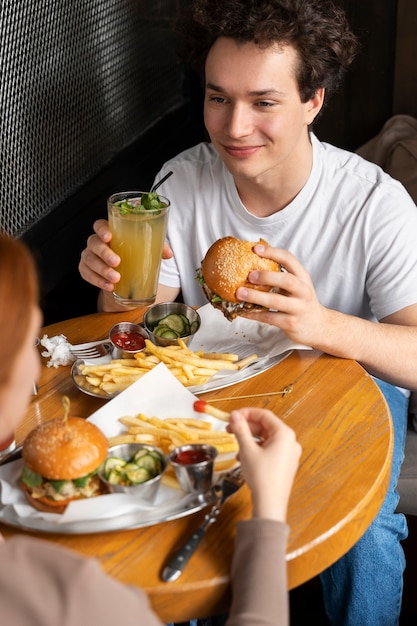 Nahaufnahme einer Person, die Essen genießt