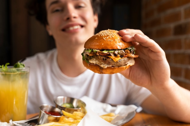 Nahaufnahme einer Person, die Essen genießt