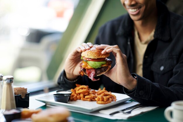 Nahaufnahme einer Person, die Essen genießt