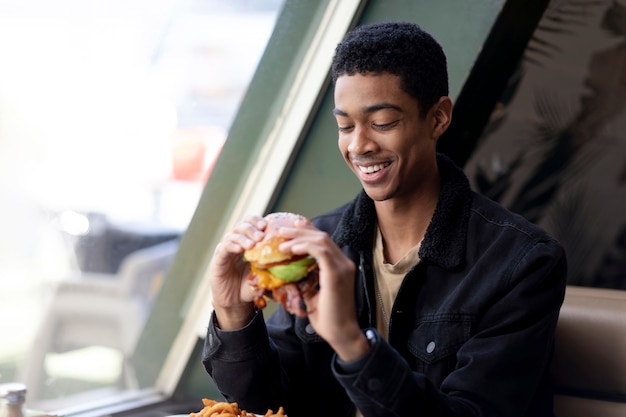 Kostenloses Foto nahaufnahme einer person, die essen genießt