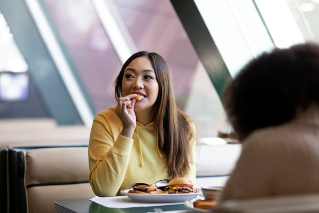 Nahaufnahme einer Person, die Essen genießt