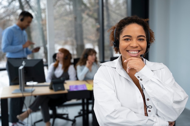 Nahaufnahme einer Person, die im Callcenter arbeitet