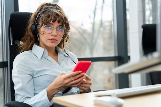 Nahaufnahme einer Person, die im Callcenter arbeitet